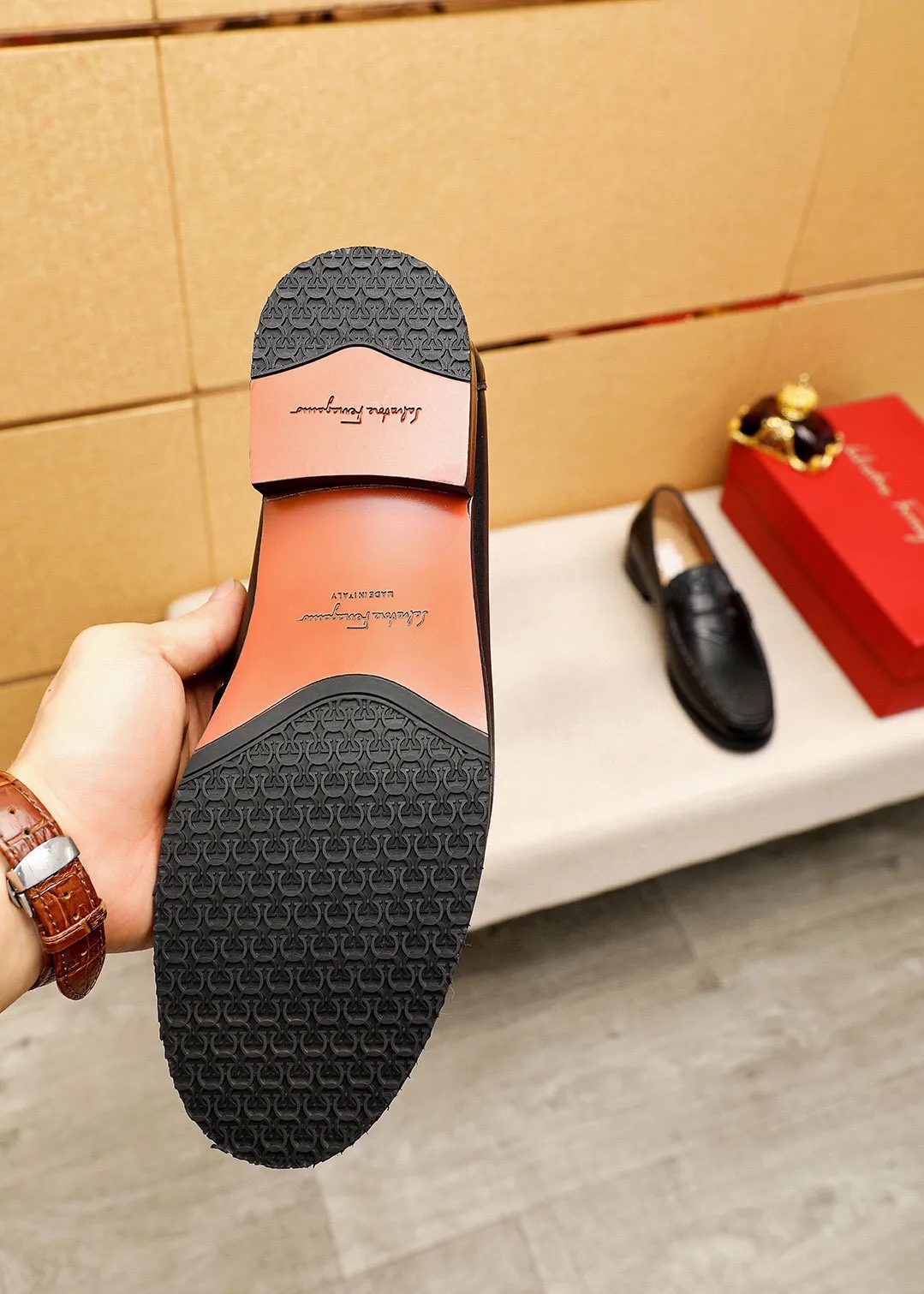 Men's shoes 💰462 💐 Product trademark: Ferragamo "Ferragamo" casual leather shoes Regular size: 38-44 (45.46🉑️customized) Product materials: Selected imported first-layer calfskin embossed upper, imported water-dyed cowhide leather lining. Strong three-dimensional visual effect, combined outsole Color: 1⃣️color optional